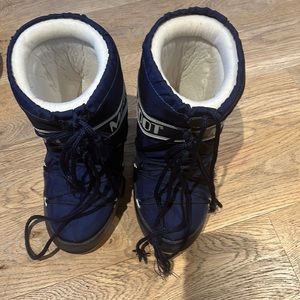 Kids blue moon boots size 13.5/2.5 worn good condition strings minor damage